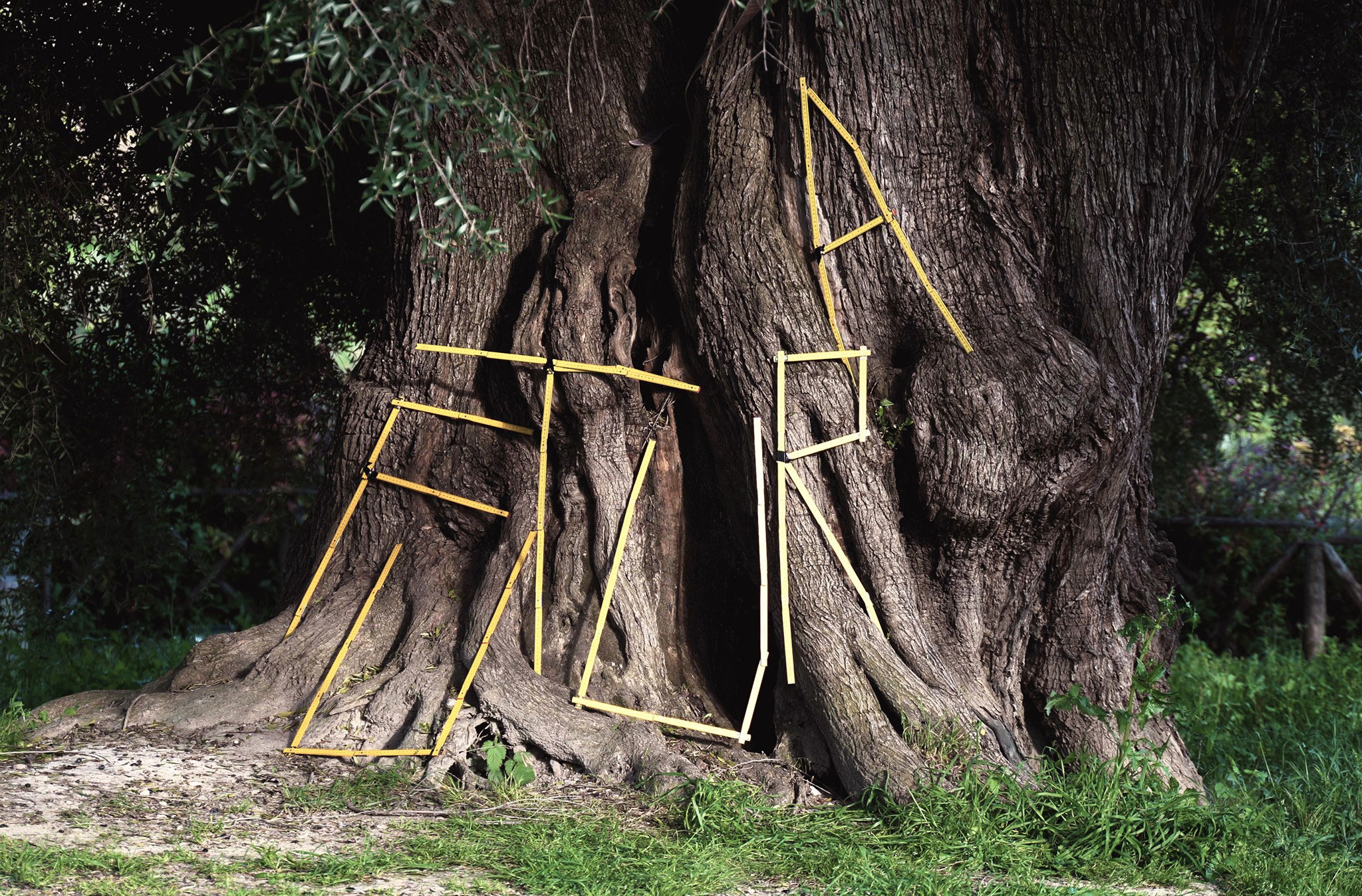 FUTURA, installazione con scritta di sei metri di legno, 4 foto su carta Hahnemülhe, 100x80 cm, 2021